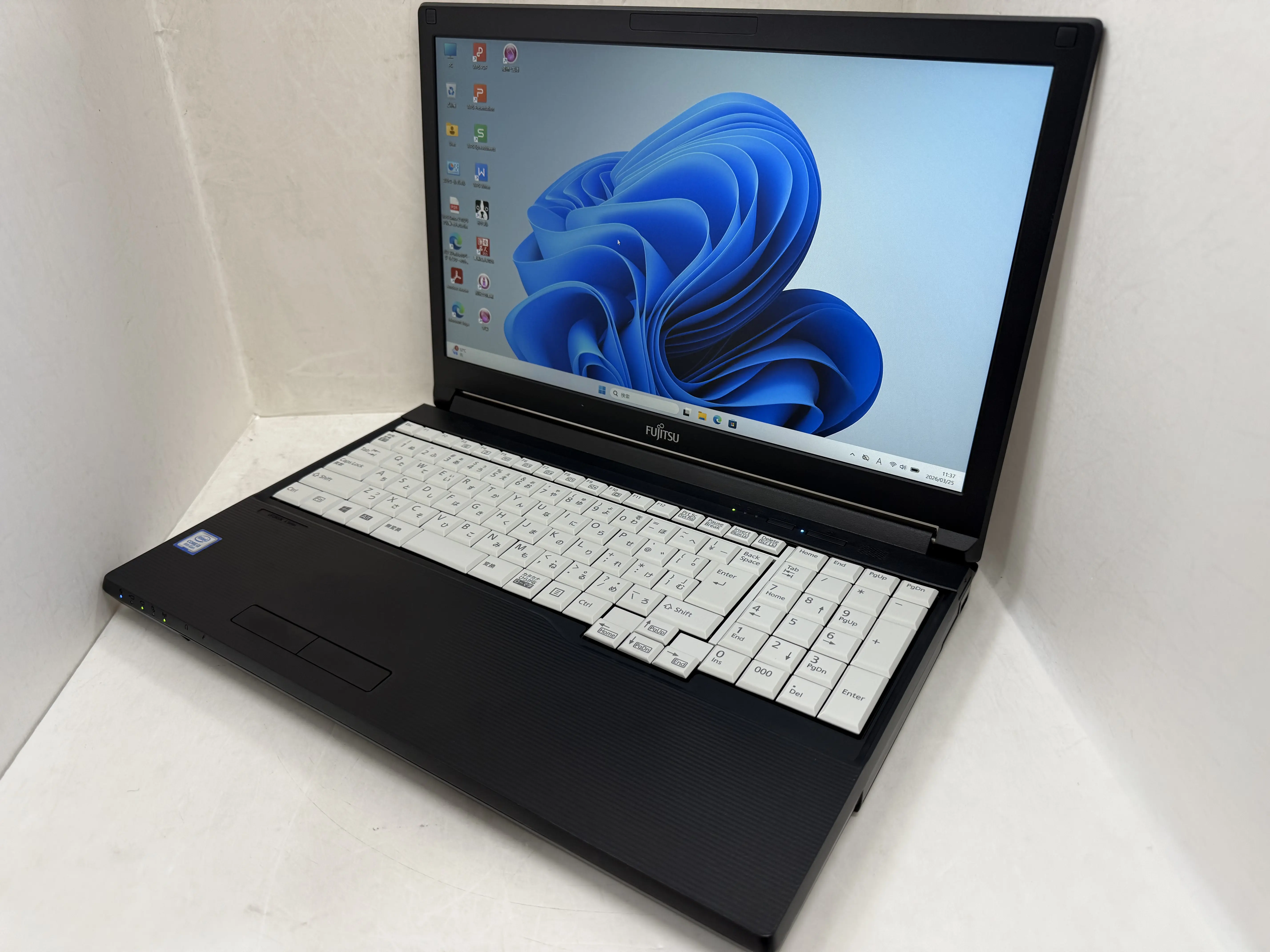 FUJITSU LIFEBOOK A579/C（第8世代Corei3）