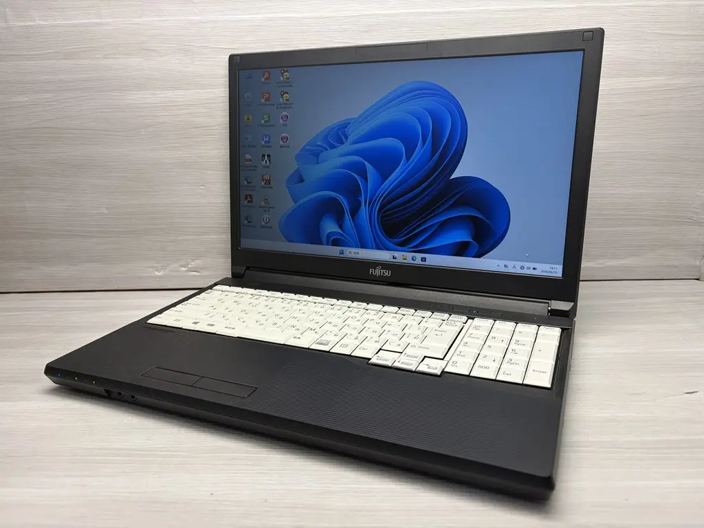 富士通 LIFEBOOK A579/B (CPU:Core i5 8265U / メモリ:8GB / SSD:128GB