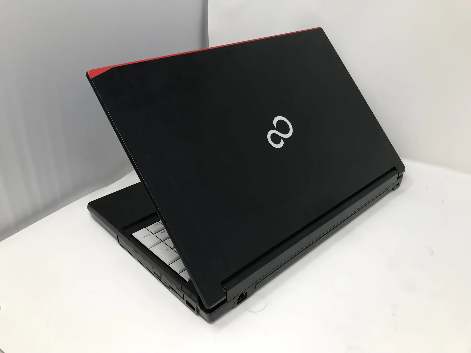 富士通 LIFEBOOK A576/P フルHD液晶搭載 (CPU：Core i5 6200U 2.3GHz