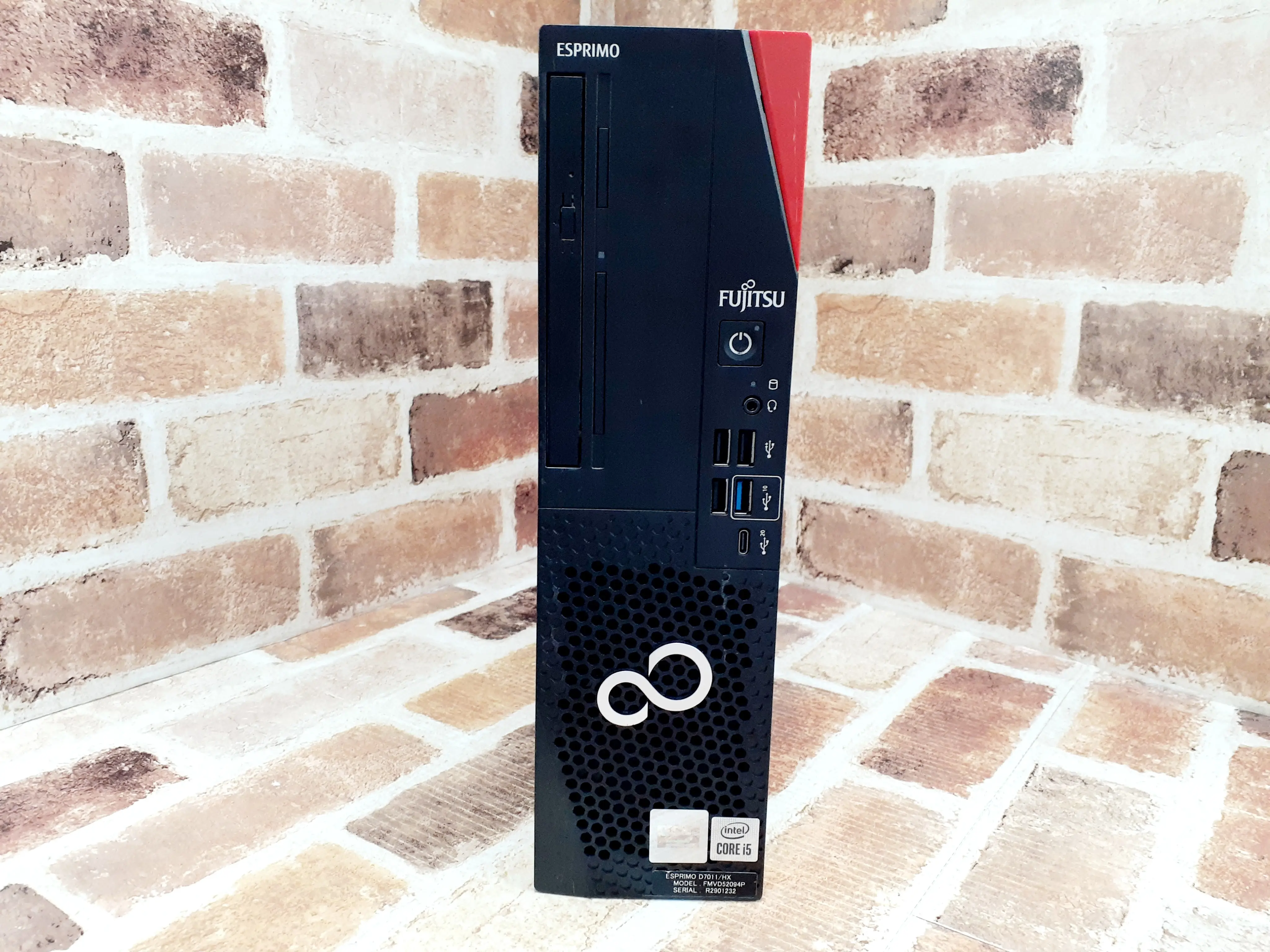 FUJITSU D7011/HX i5 第10世代 メモリ16GB 新品SSD500GB
