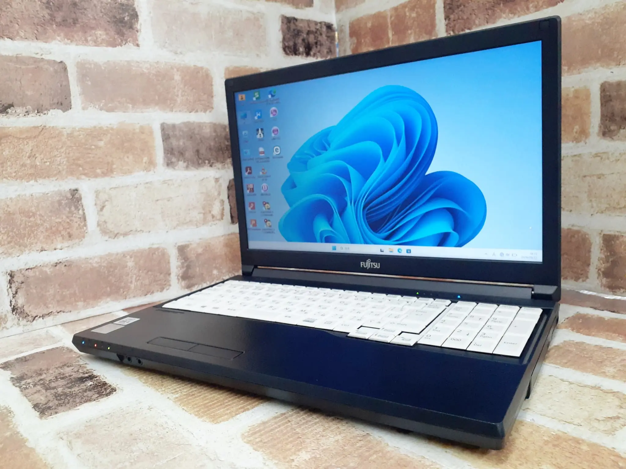 富士通　A5510/D i5 第10世代 メモリ16GB