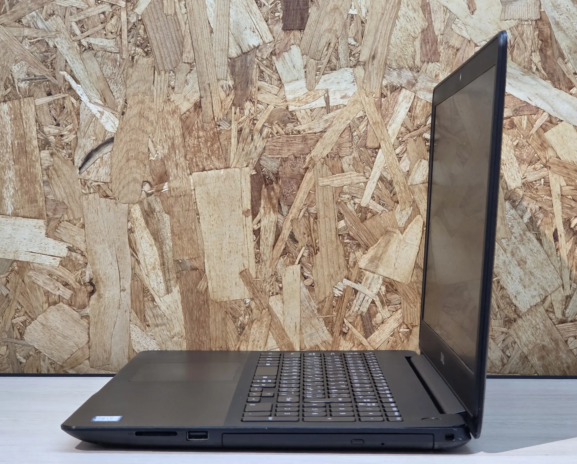 DELL Inspiron 5583（CPU：Core i7 8565U 4.6GHz(最大)/メモリ：16GB