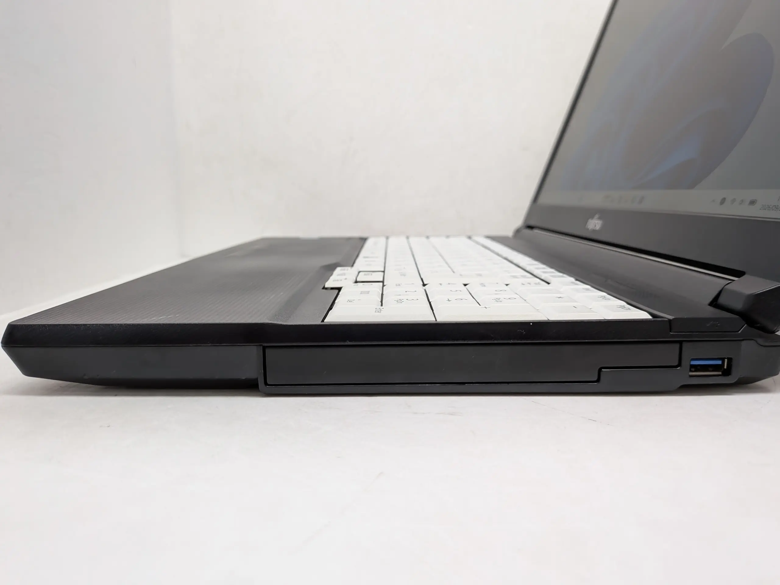 LIFEBOOK A579/C(CPU： Core i3 8145U 2.1GHz/メモリ：8GB/SSD：128GB)