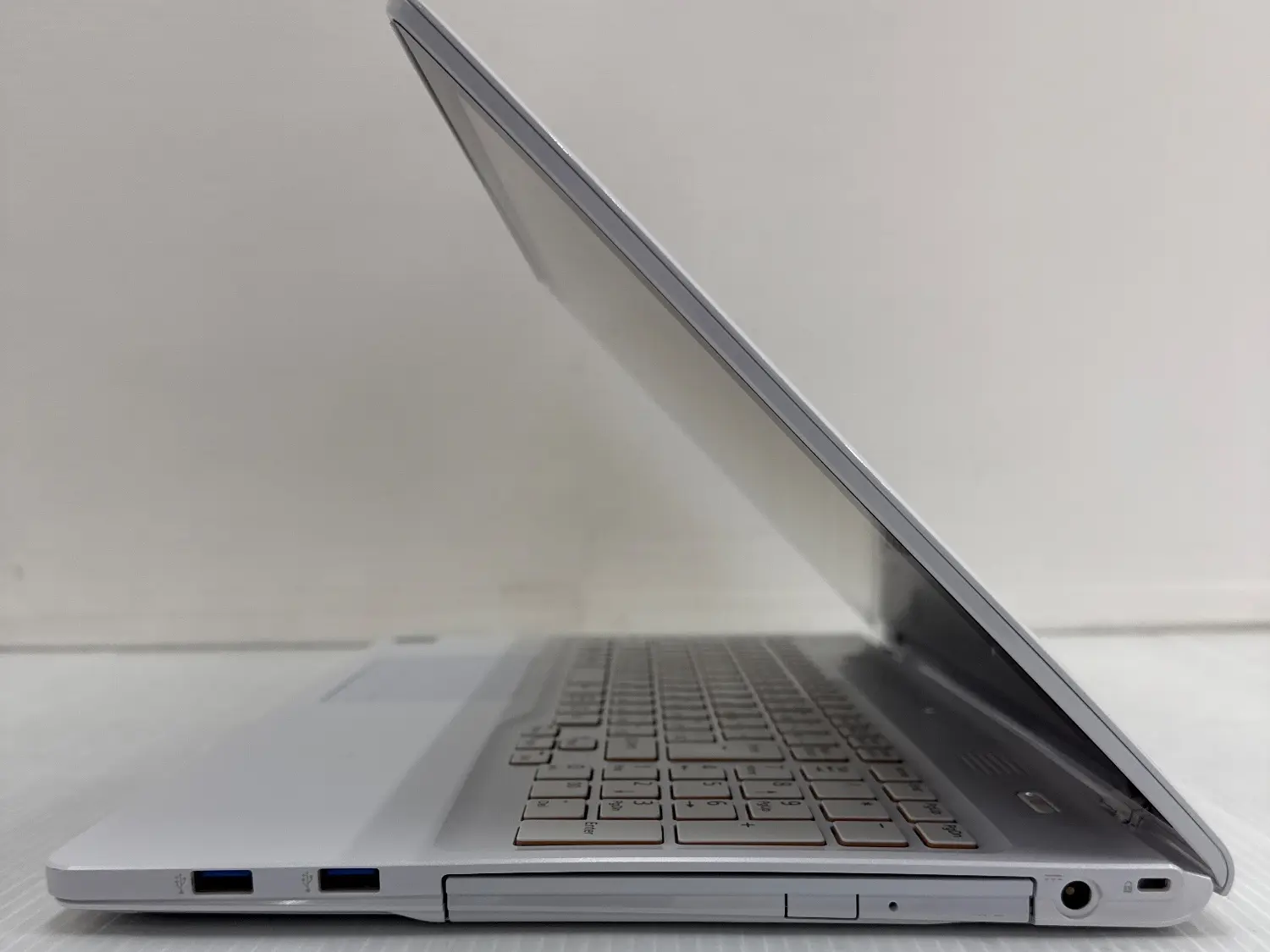 富士通 LIFEBOOK AH77/M (CPU:Core i7 4702HQ 2.2GHz/メモリ:8GB/SSD