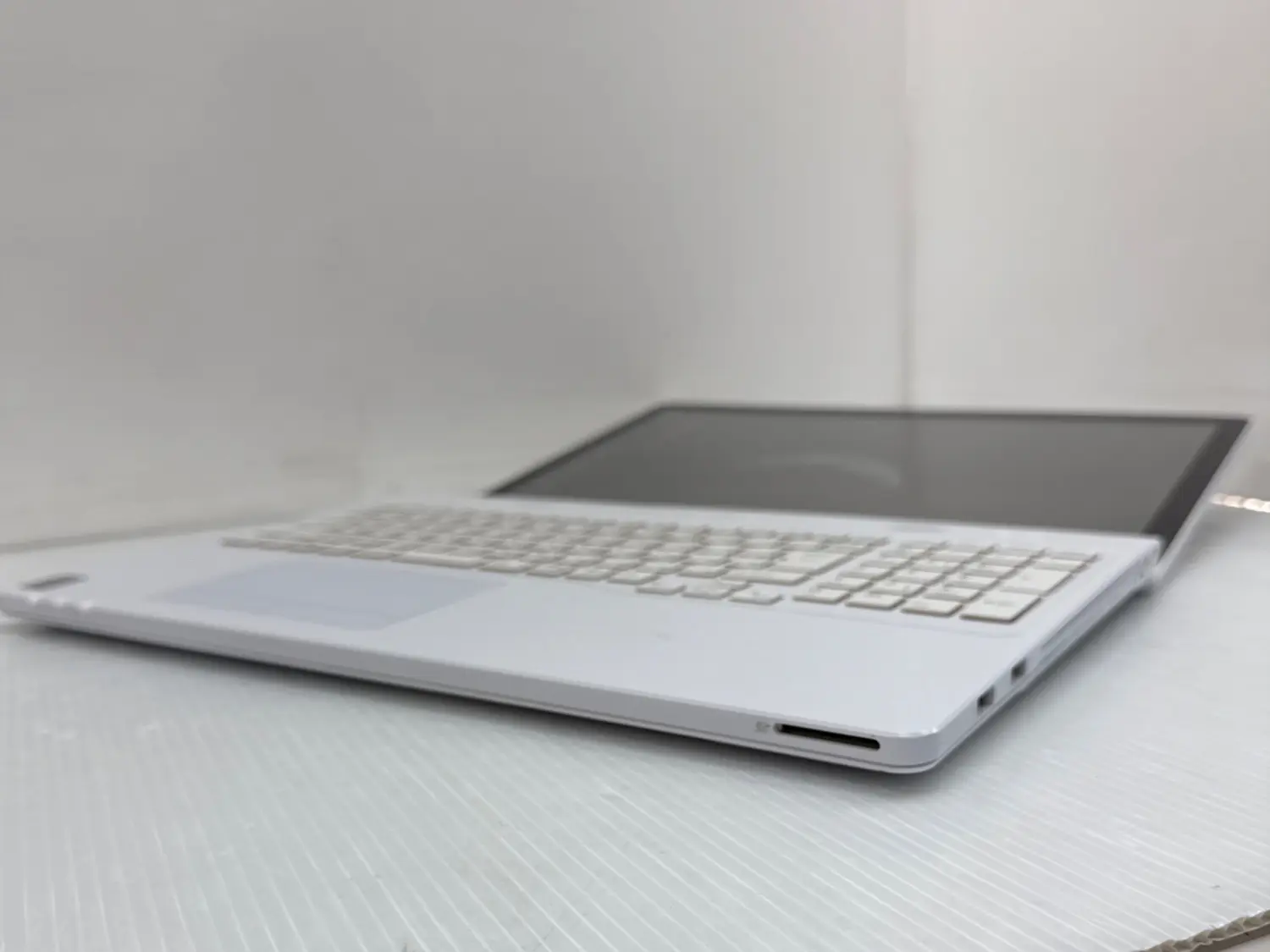 富士通 LIFEBOOK AH77/M (CPU:Core i7 4702HQ 2.2GHz/メモリ:8GB/SSD