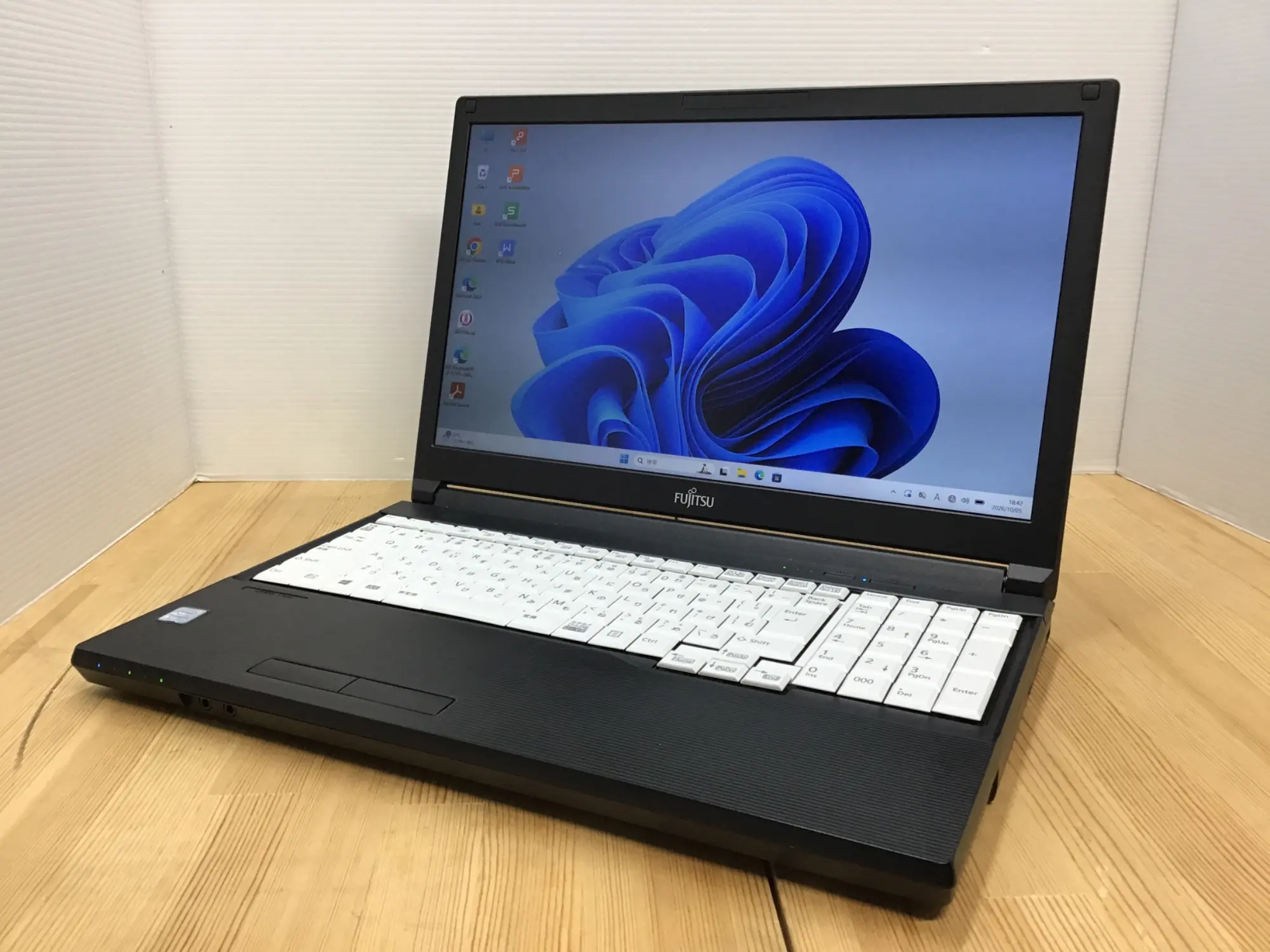 富士通 LIFEBOOK A579/B(CPU：Core i5 8265U 1.6GHz/メモリ：16GB/SSD