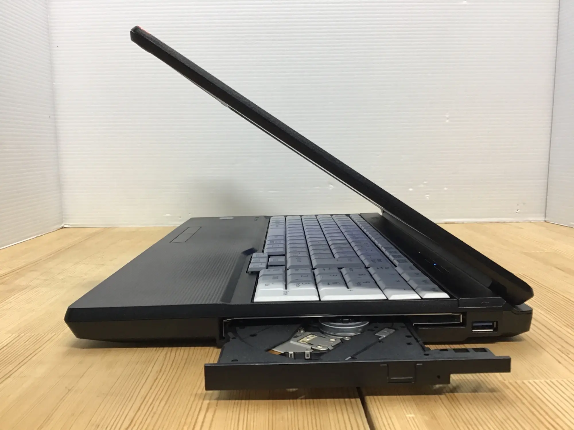 富士通 LIFEBOOK A579/B(CPU：Core i5 8265U 1.6GHz/メモリ：16GB/SSD