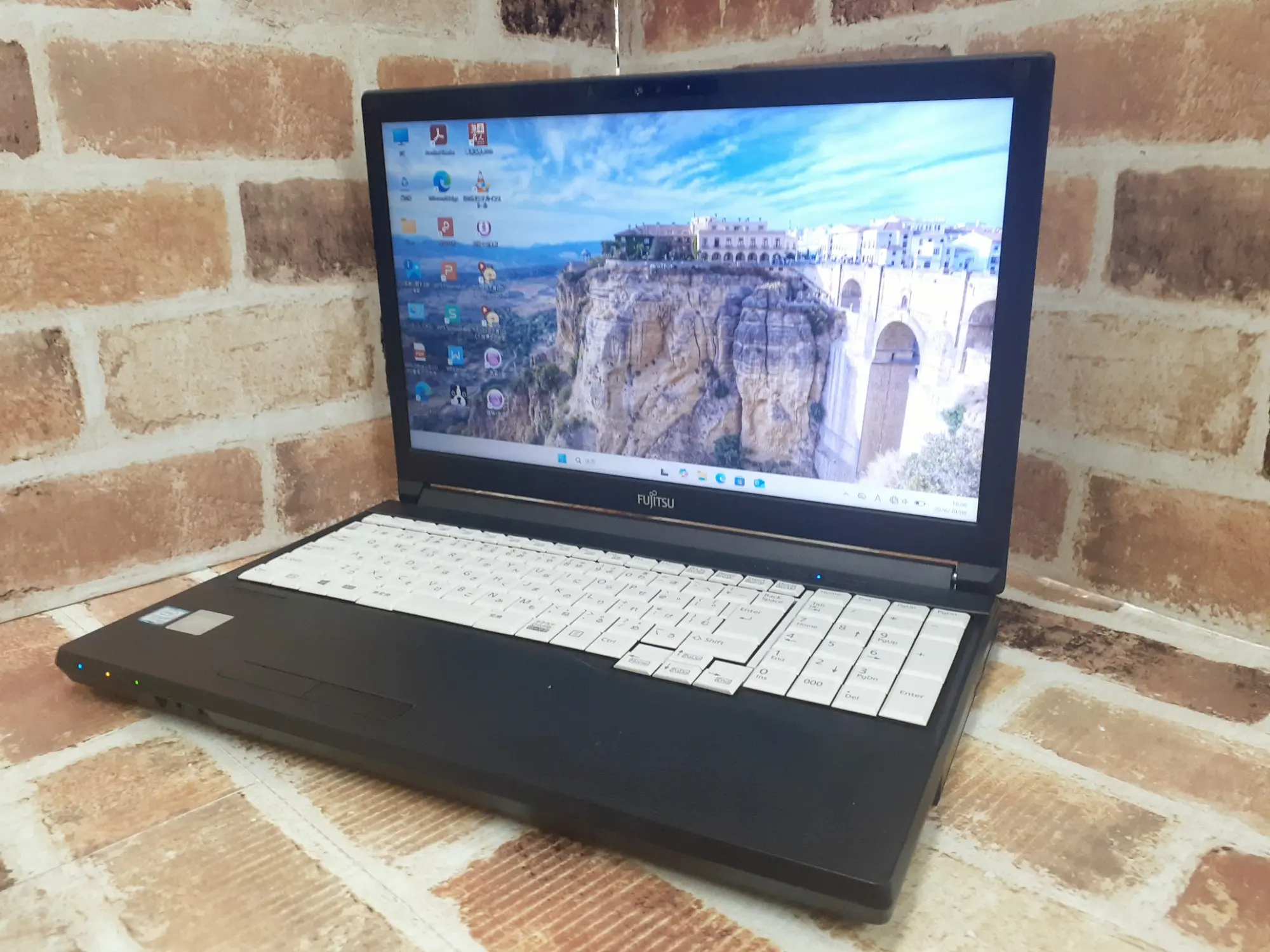 富士通 A579/A i5 第8世代 メモリ16GB