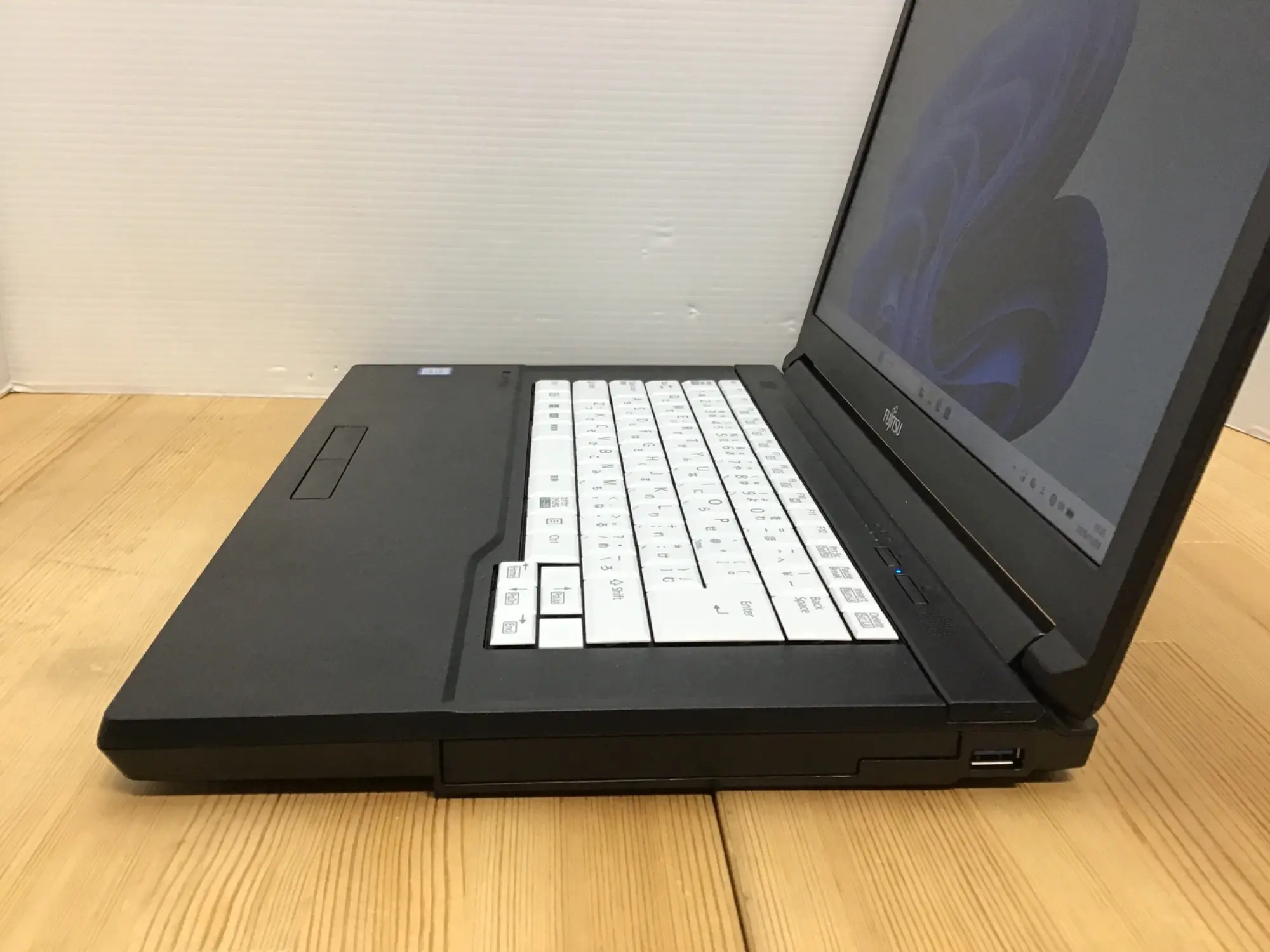 富士通 LIFEBOOK A579/B(Core i3 8145U 2.1GHz/8GB/SSD256GB)☆メモリ