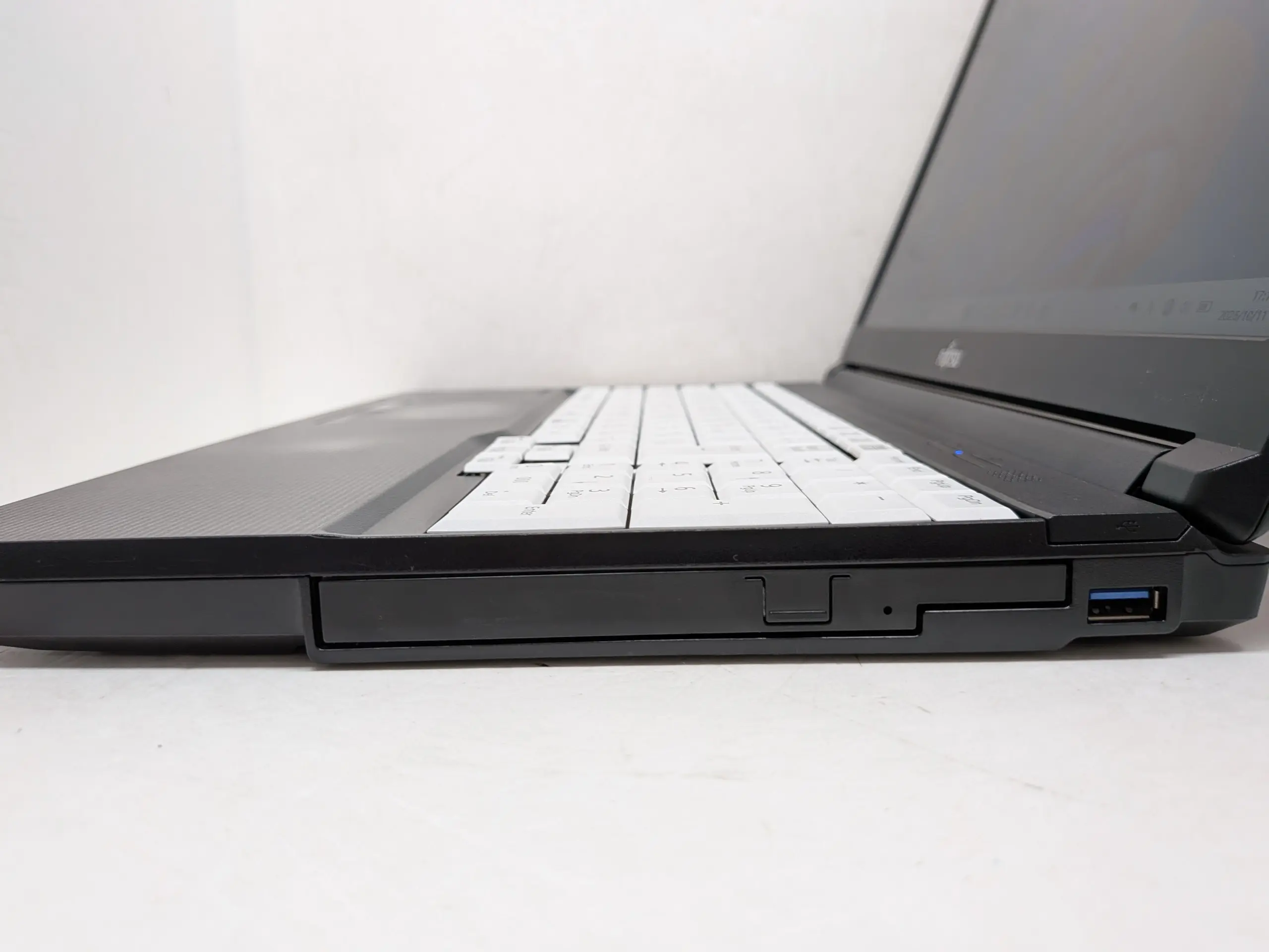 LIFEBOOK A5510/E(CPU： Core i3 10110U 2.59GHz/メモリ：8GB/SSD：128GB)