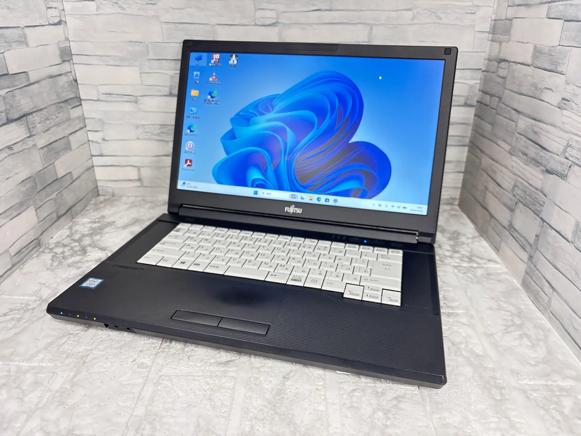 富士通 LIFEBOOK A579(Corei5-8265U 1.8GHz / メモリ:8GB / SSD 128GB )8世代